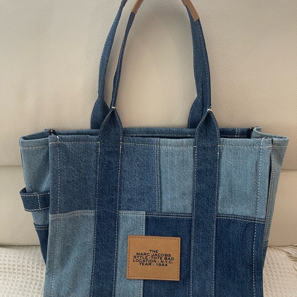 Marc Jacobs Blue Tote Bag with Sleek Design - Picture 3 of 4